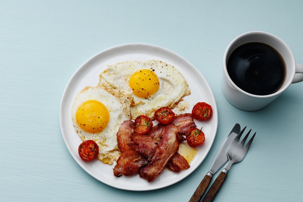 Bacon con huevos
