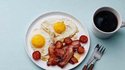 Bacon con huevos al estilo keto