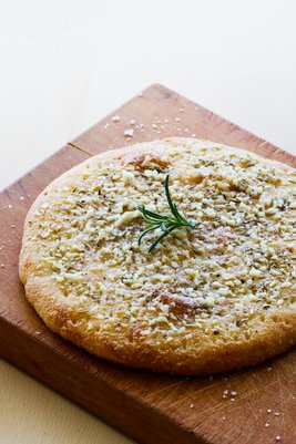 Pan focaccia cetogénico con ajo y romero