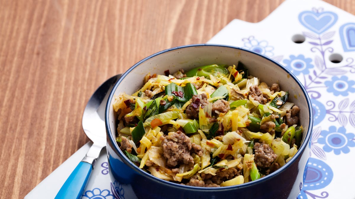 Revuelto keto de repollo al estilo asiático