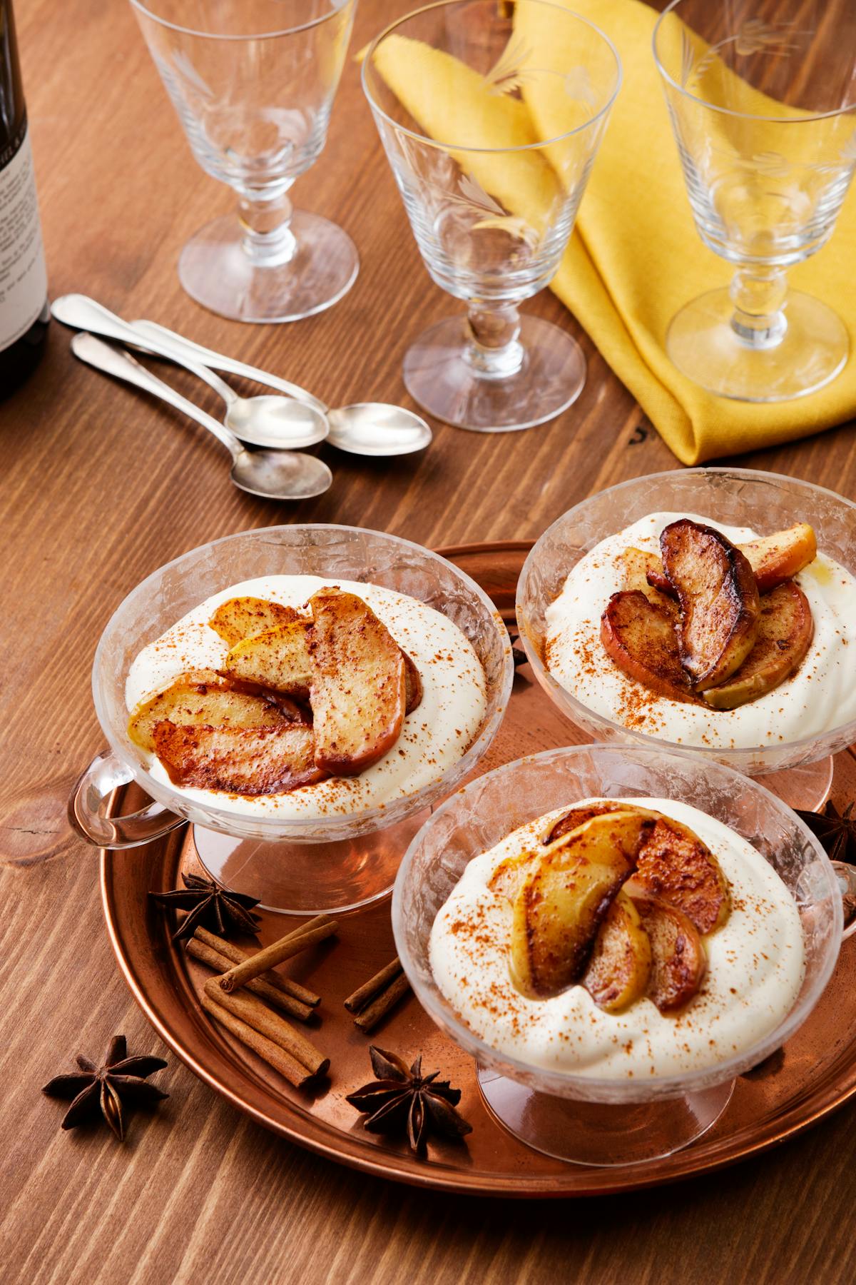 Manzanas de canela bajas en carbohidratos con salsa de vainilla