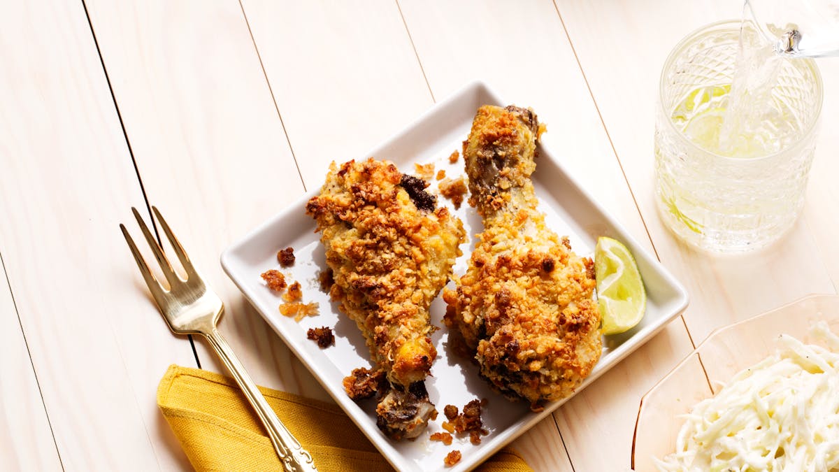 Piernas de pollo crocantes keto con ensalada de col