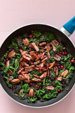 Col rizada keto frita en mantequilla con carne de cerdo y arándanos