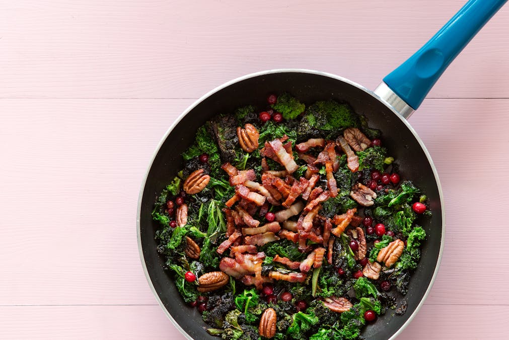Col rizada keto frita en mantequilla con carne de cerdo y arándanos