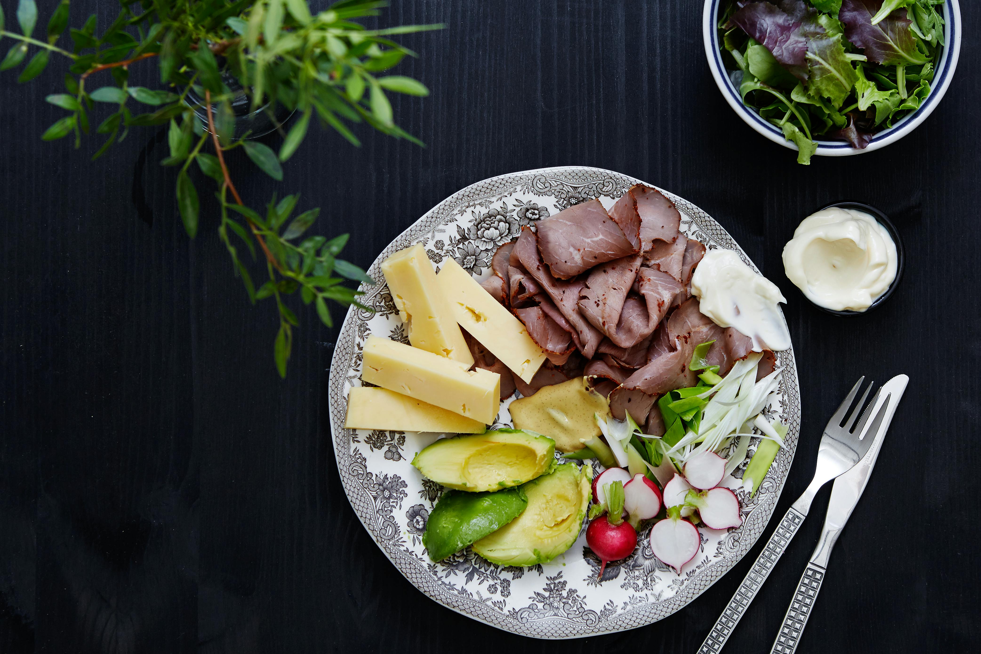 Plato keto de carne asada y queso cheddar