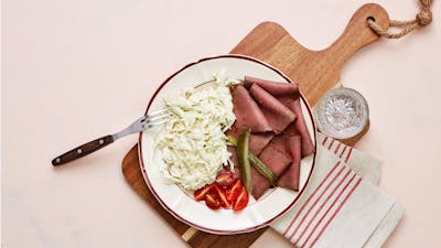 Carne asada con ensalada de col