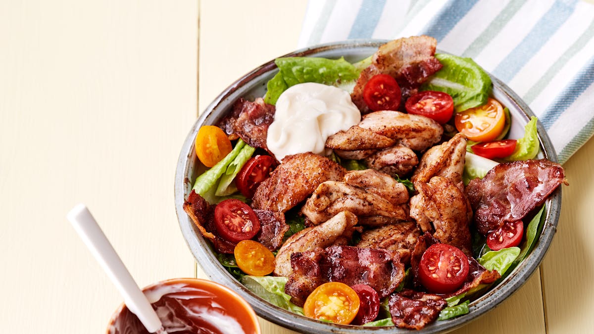 Ensalada keto de pollo y panceta