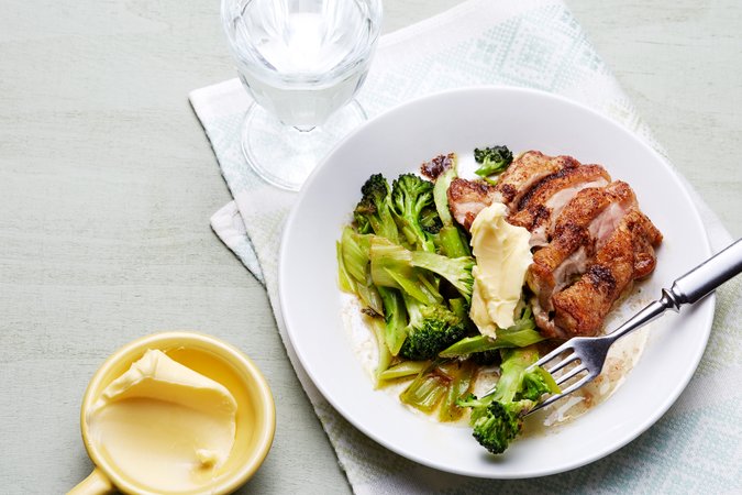 Pollo frito keto con mantequilla y brócoli