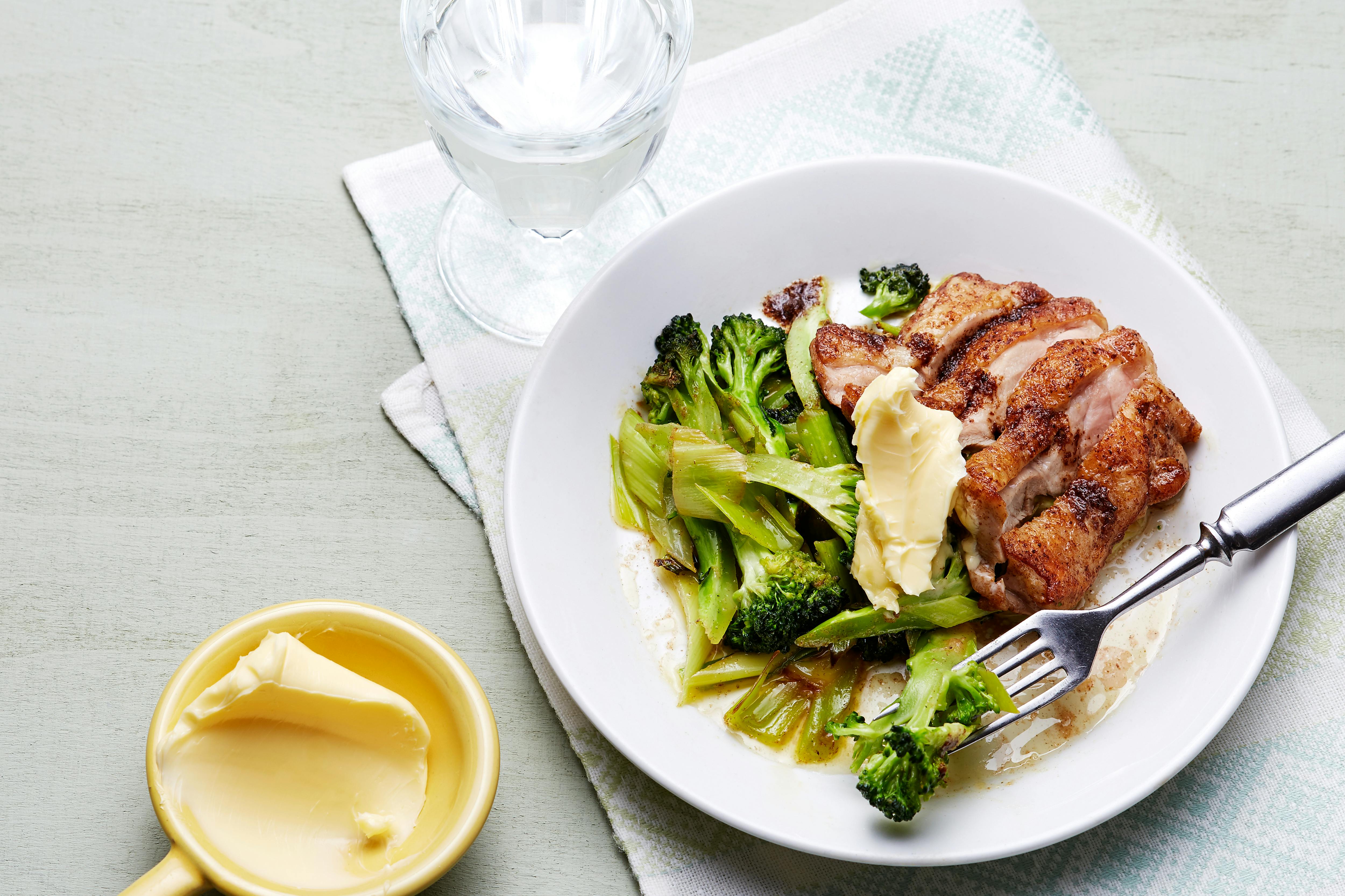 Pollo frito keto con mantequilla y brócoli