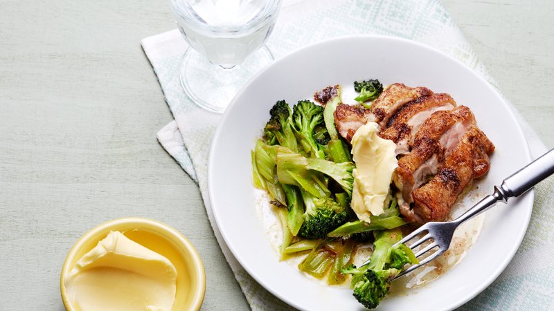 Pollo frito keto con mantequilla y brócoli
