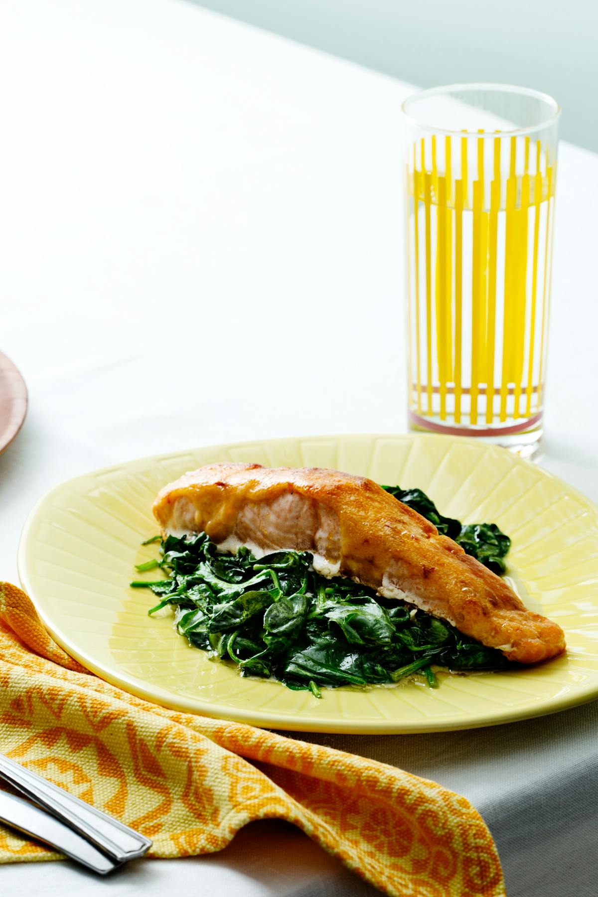 Salmón keto con salsa de ají y espinacas