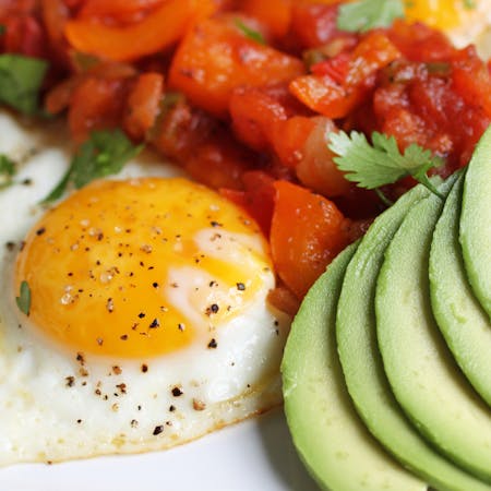 Huevos rancheros bajos en carbohidratos