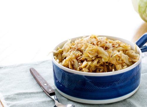 Repollo verde low carb frito en mantequilla