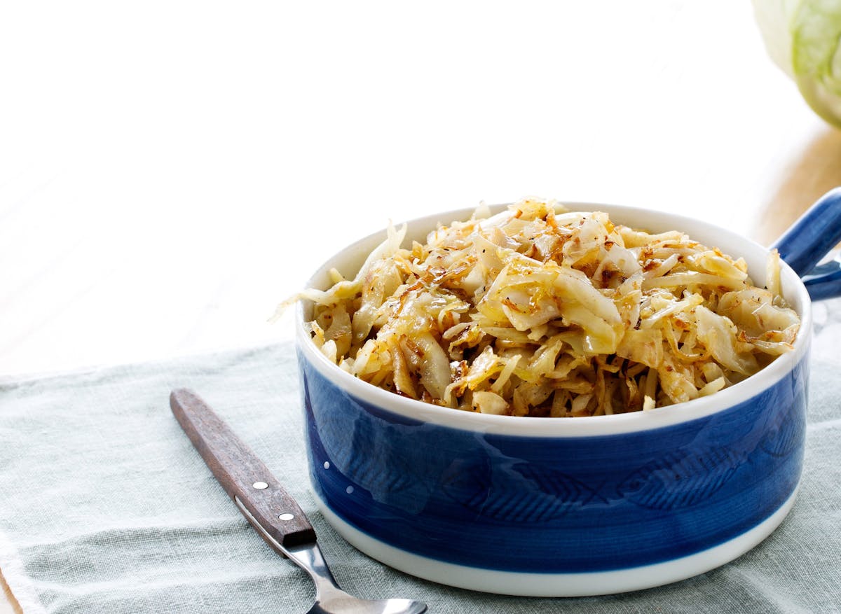 Repollo verde low carb frito en mantequilla