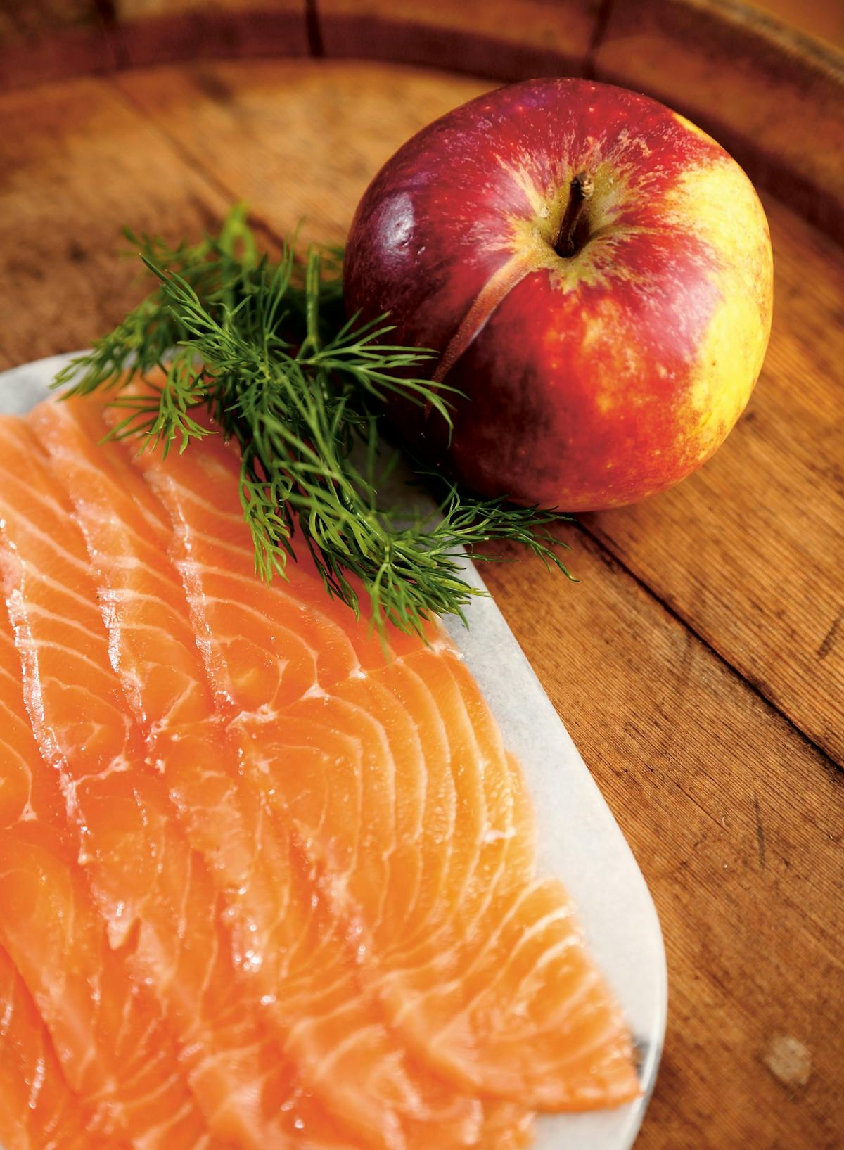 Salmón curado con manzana bajo en carbos