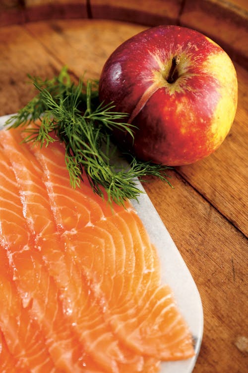 Salmón curado con manzana bajo en carbos