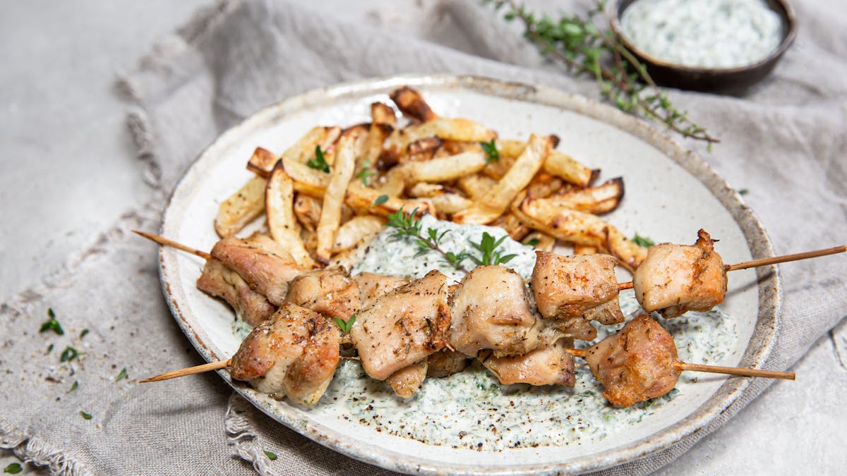 Brochetas de pollo keto con "papas" fritas y salsa