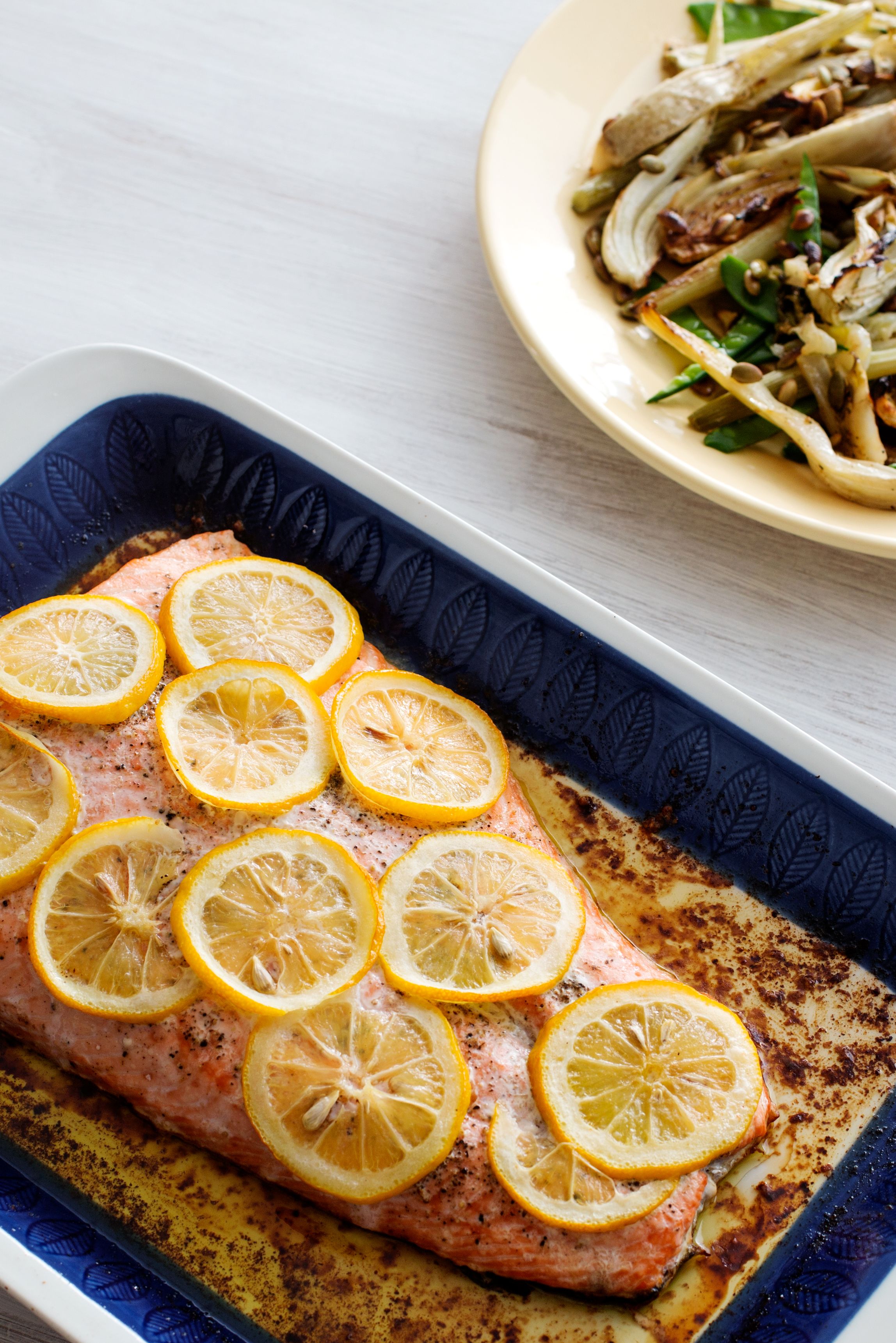 Salmón keto al horno con limón y mantequilla