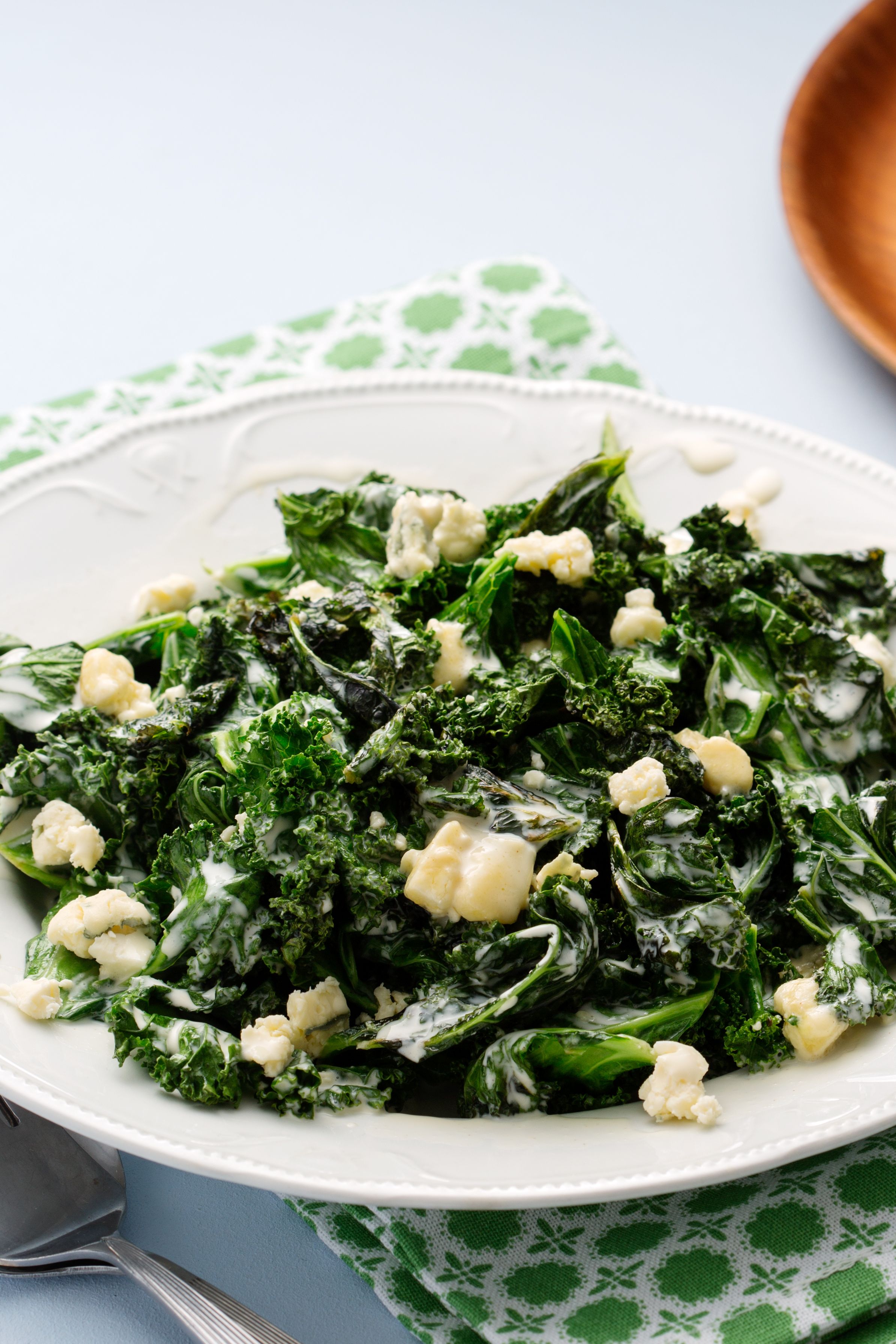 Ensalada templada keto de col rizada