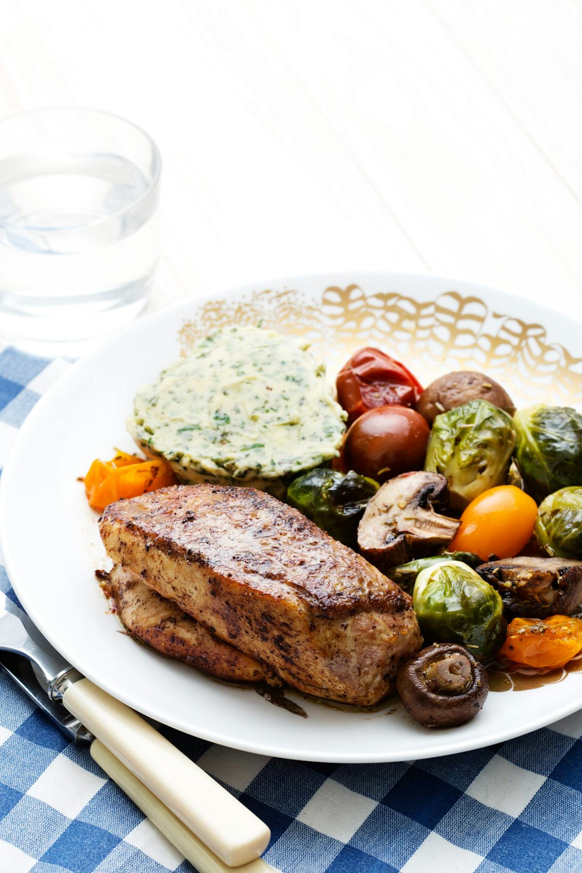 Pollo con verduras de tres colores asadas