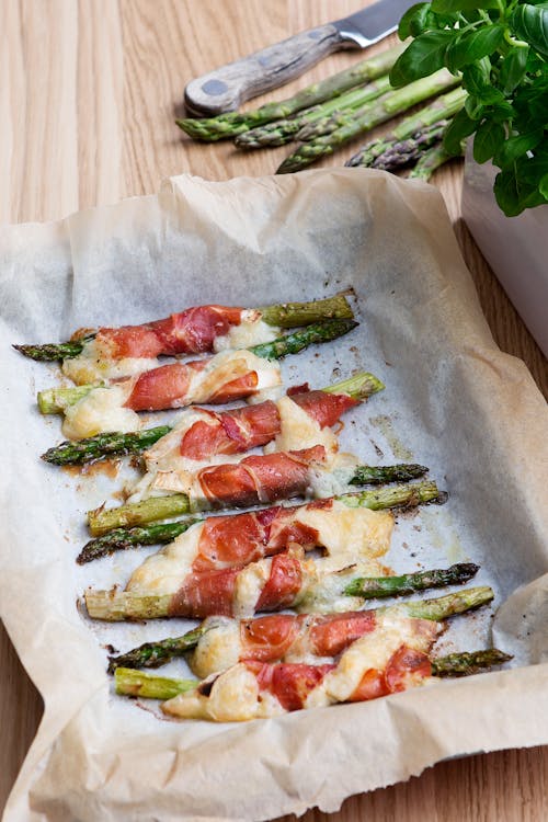 Espárragos envueltos en jamón curado con queso de cabra