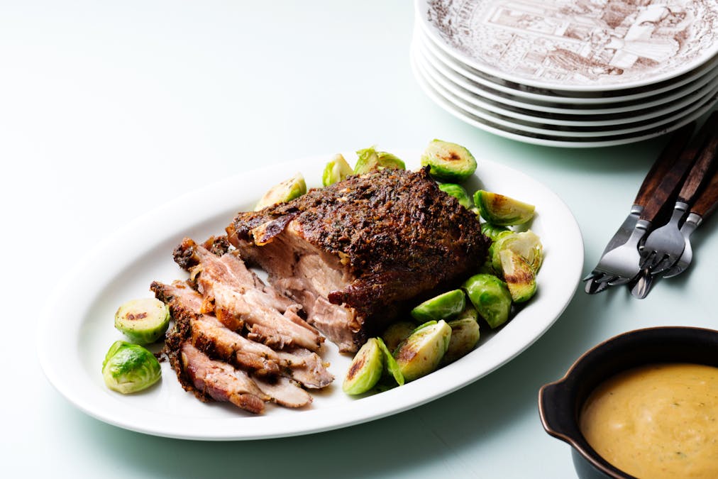 Cerdo asado a fuego lento con salsa cremosa de carne