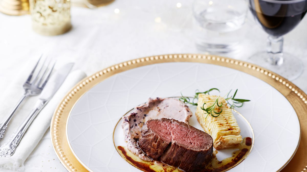 Chateaubriand con raíz de apio a la hasselback y mantequilla de vino tinto