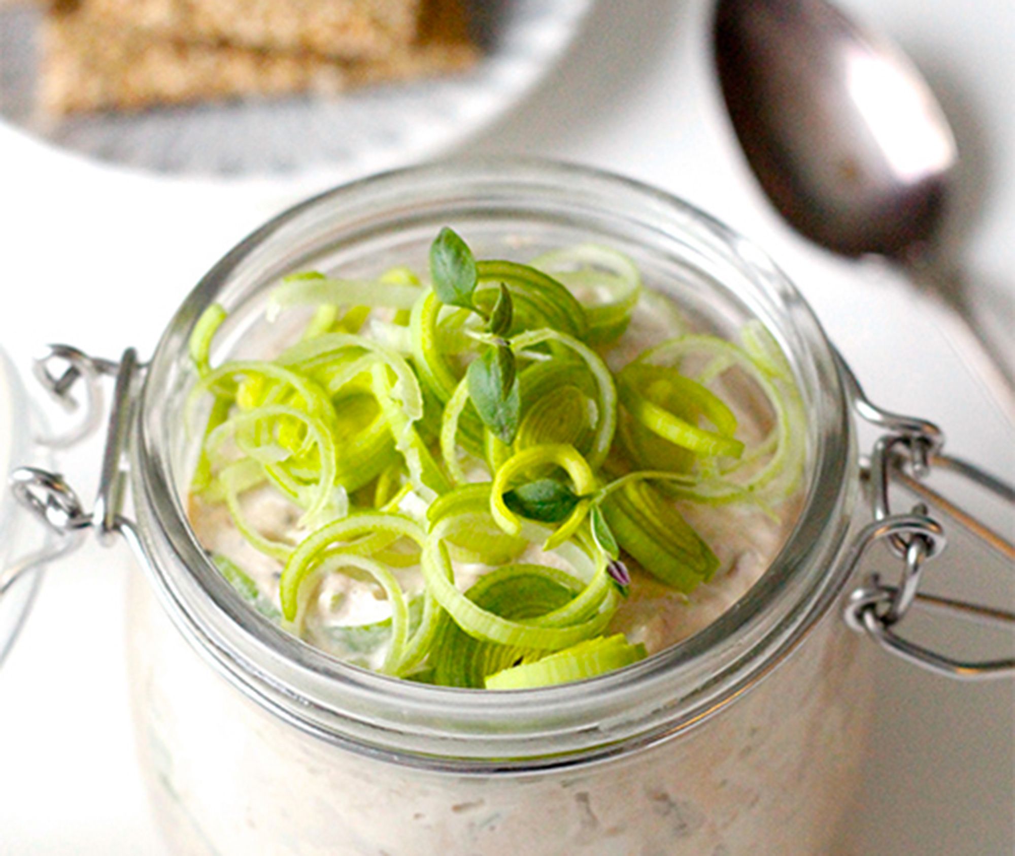 Ensalada keto de atún con alcaparras