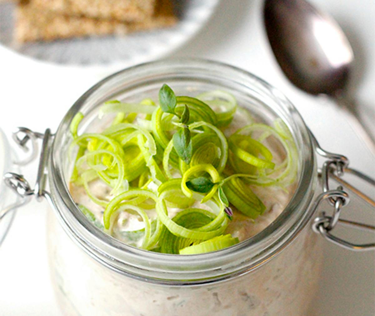 Ensalada keto de atún con alcaparras
