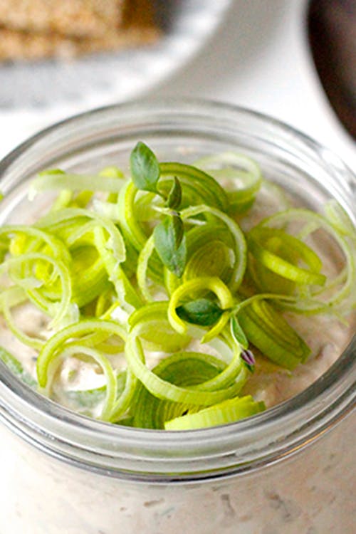 Ensalada keto de atún con alcaparras