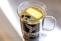 ¿Tomar café con mantequilla y aceite es la clave para perder peso?