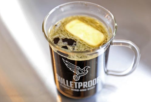 ¿Tomar café con mantequilla y aceite es la clave para perder peso?