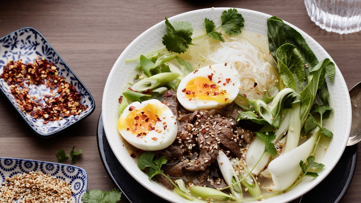 Ramen cetogénico de carne de res