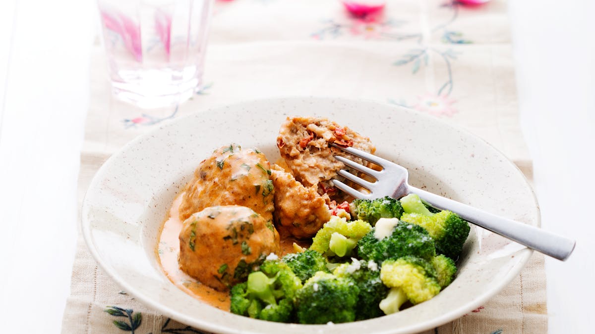 Albóndigas italianas de pollo con salsa de crema y brócoli