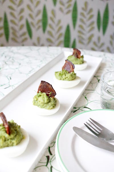 Huevos keto con aguacate y velas de bacon