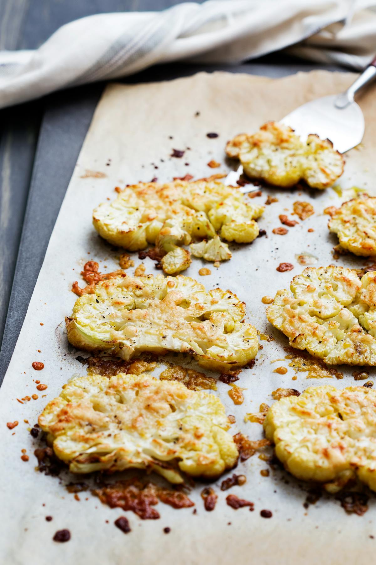 Coliflor al horno baja en carbos con parmesano