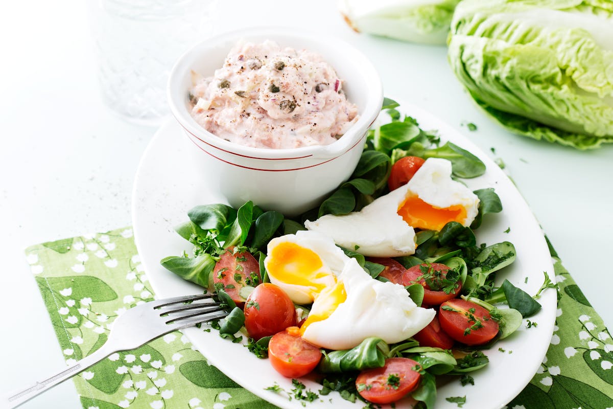 Ensalada keto de atún con huevos escalfados