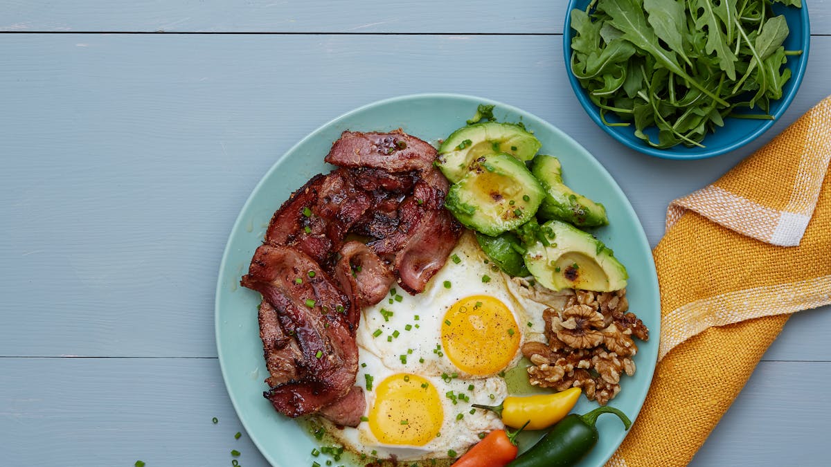 Sencillo plato keto de panceta y huevos