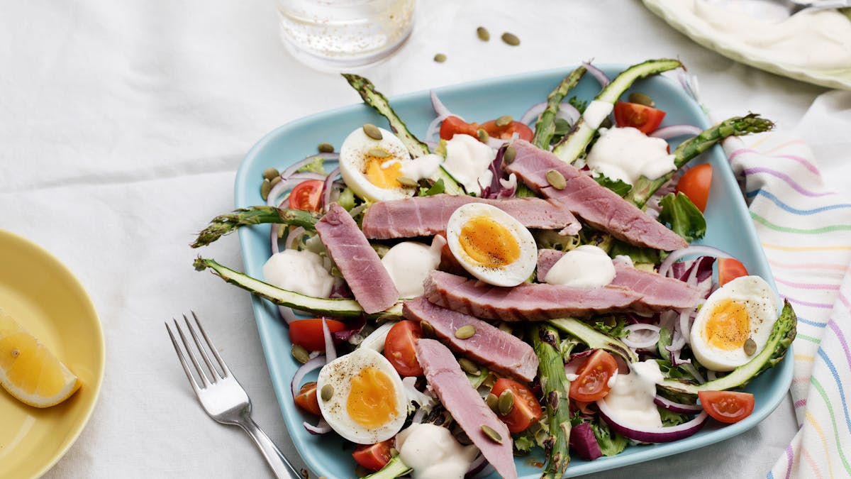 Ensalada keto de atún a la parrilla con aderezo de ajo