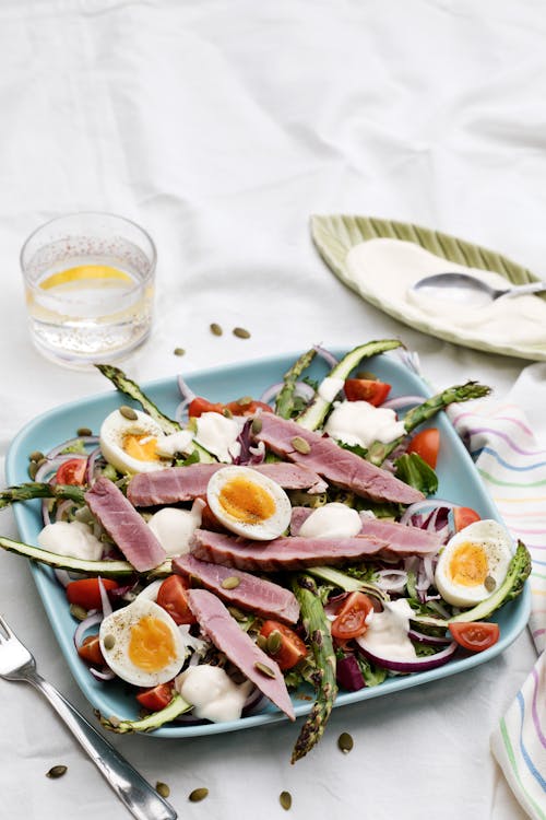 Ensalada keto de atún a la parrilla con aderezo de ajo