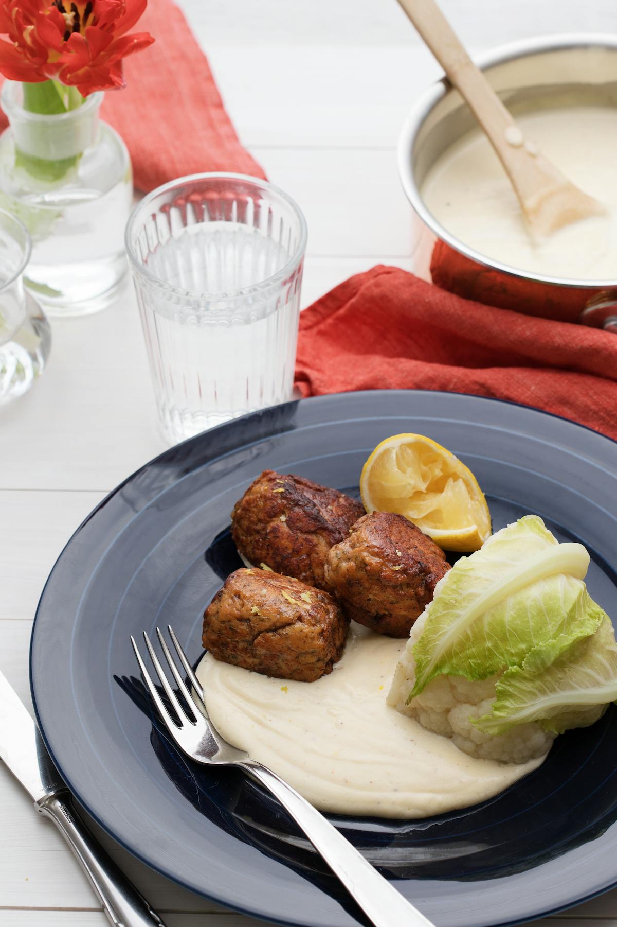 Albóndigas de salmón keto con bechamel de limón
