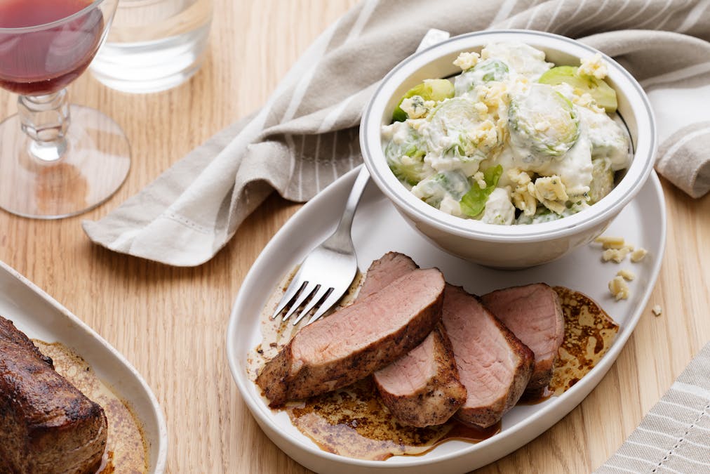 Lomo de cerdo low carb asado con coles y queso azul