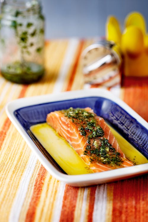 Salmón cetogénico al horno con pesto