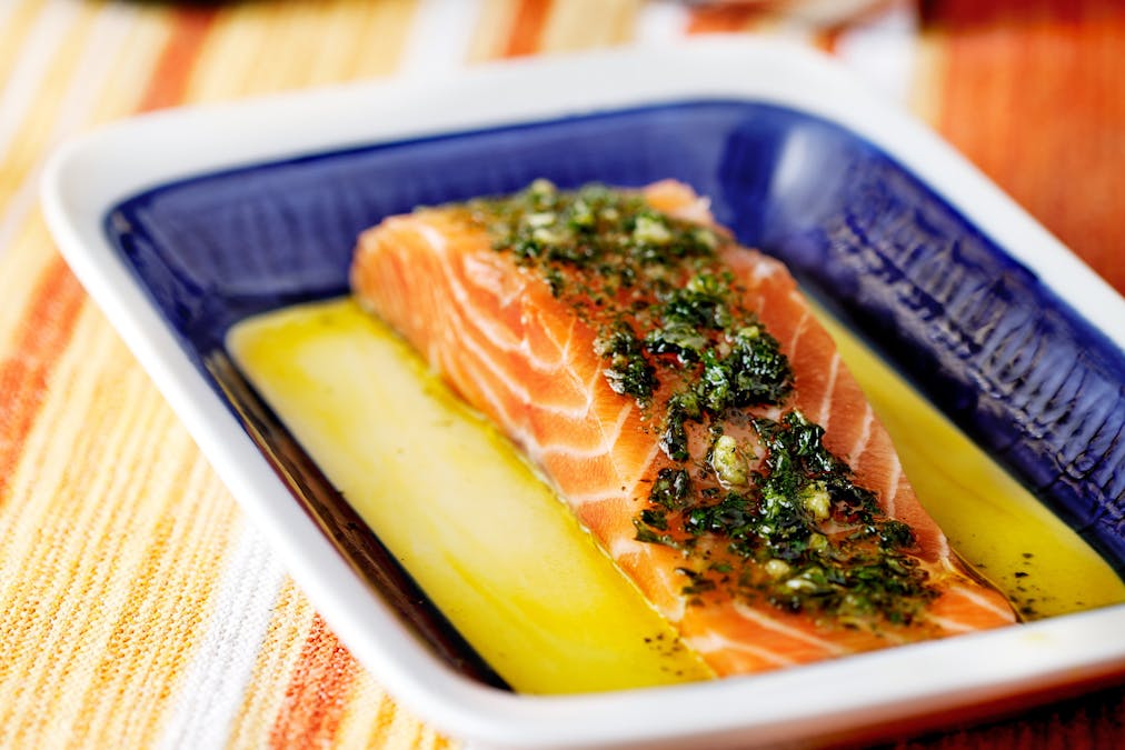 Salmón cetogénico al horno con pesto