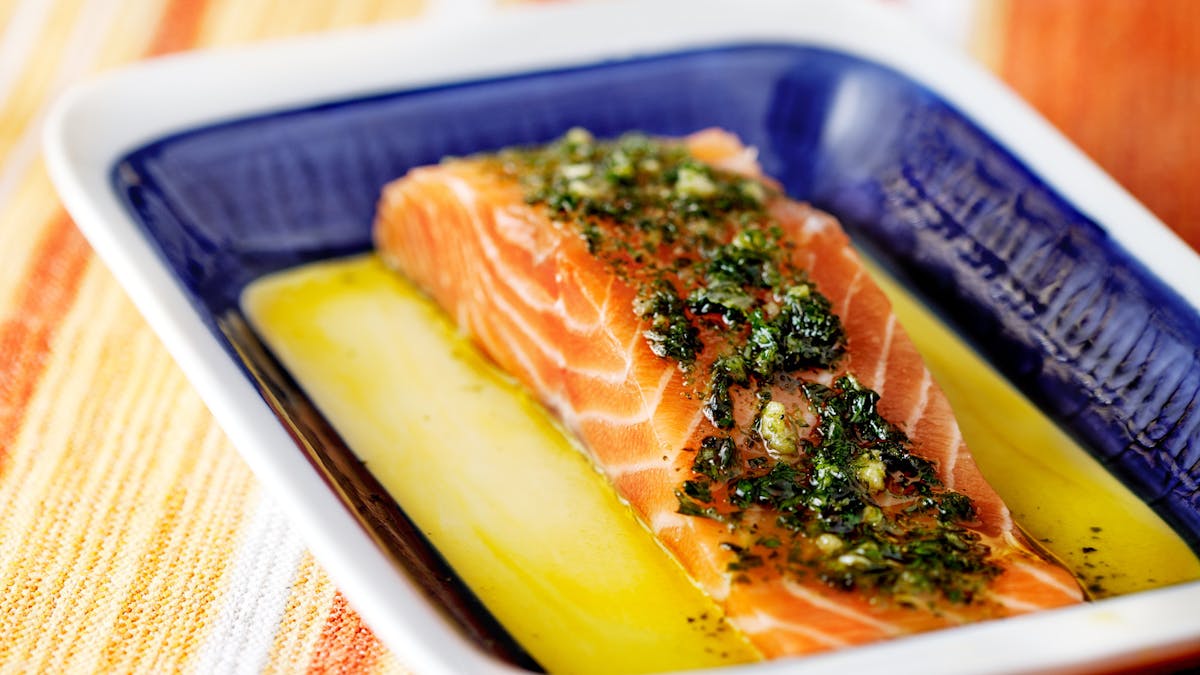 Salmón cetogénico al horno con pesto