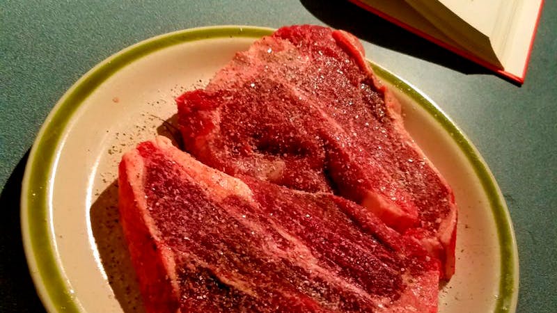 Carne de res alimentada con pasto: la comida más "vegana" del supermercado