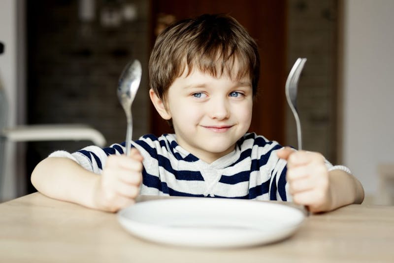 Niño esperando comer
