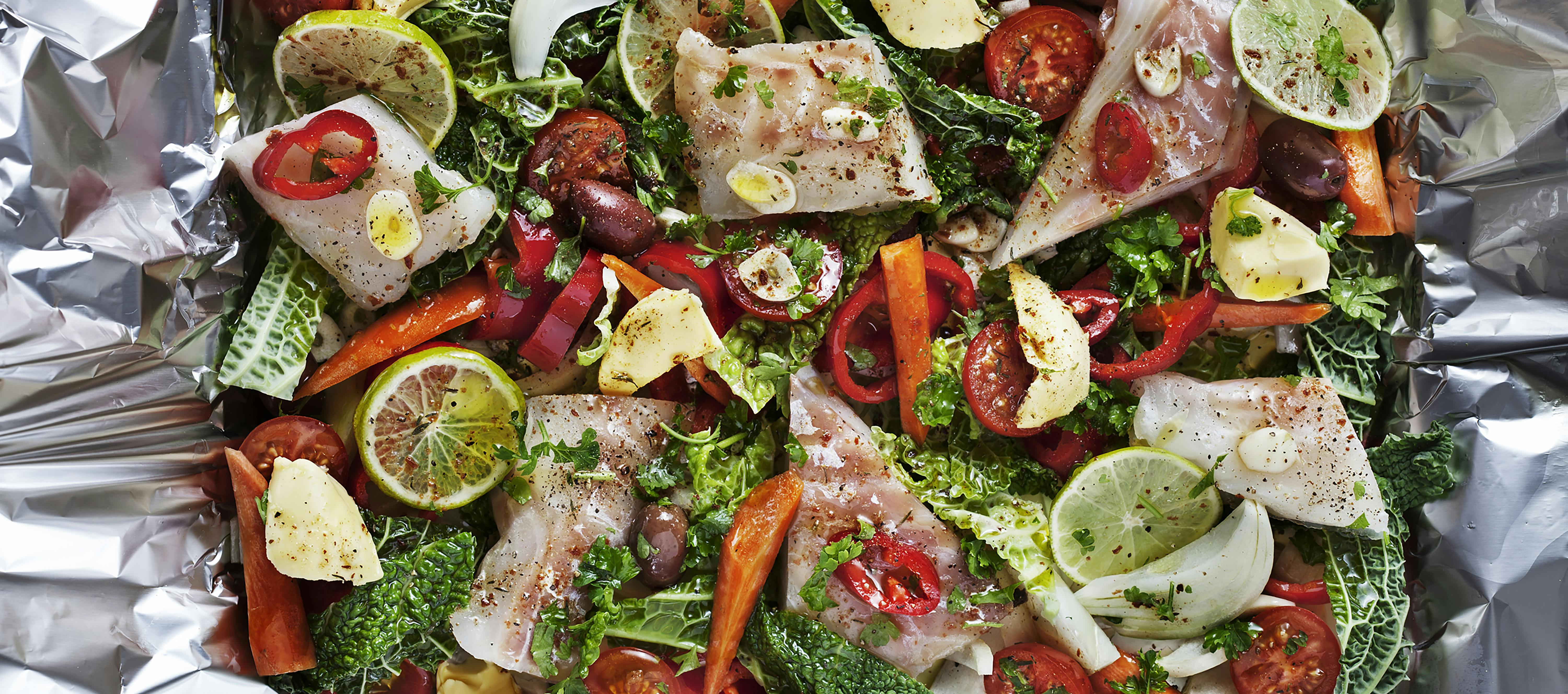 Pescado low carb con verduras horneadas