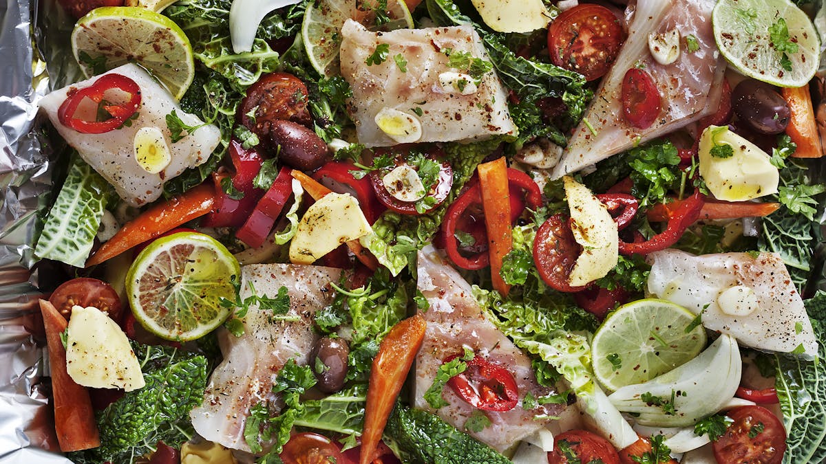 Pescado low carb con verduras horneadas