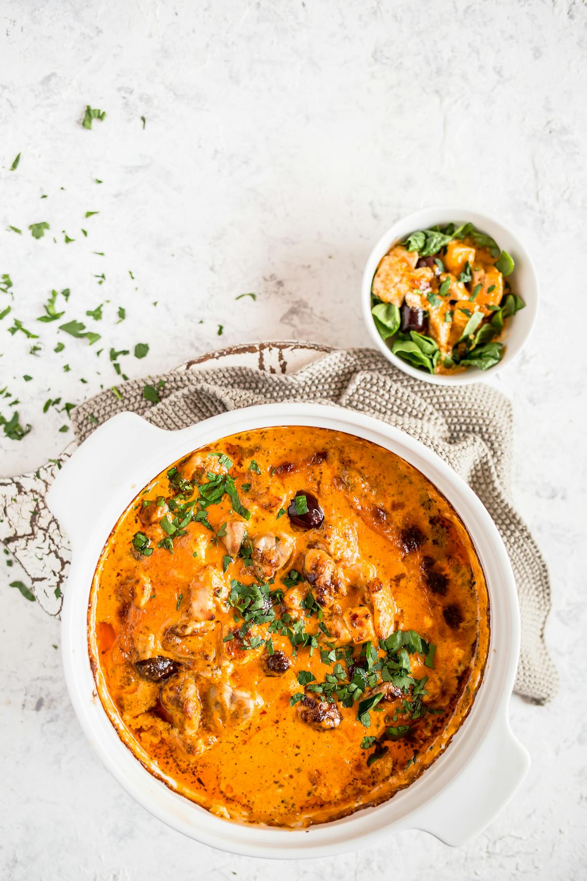 Pollo al horno con pesto, queso feta y aceitunas